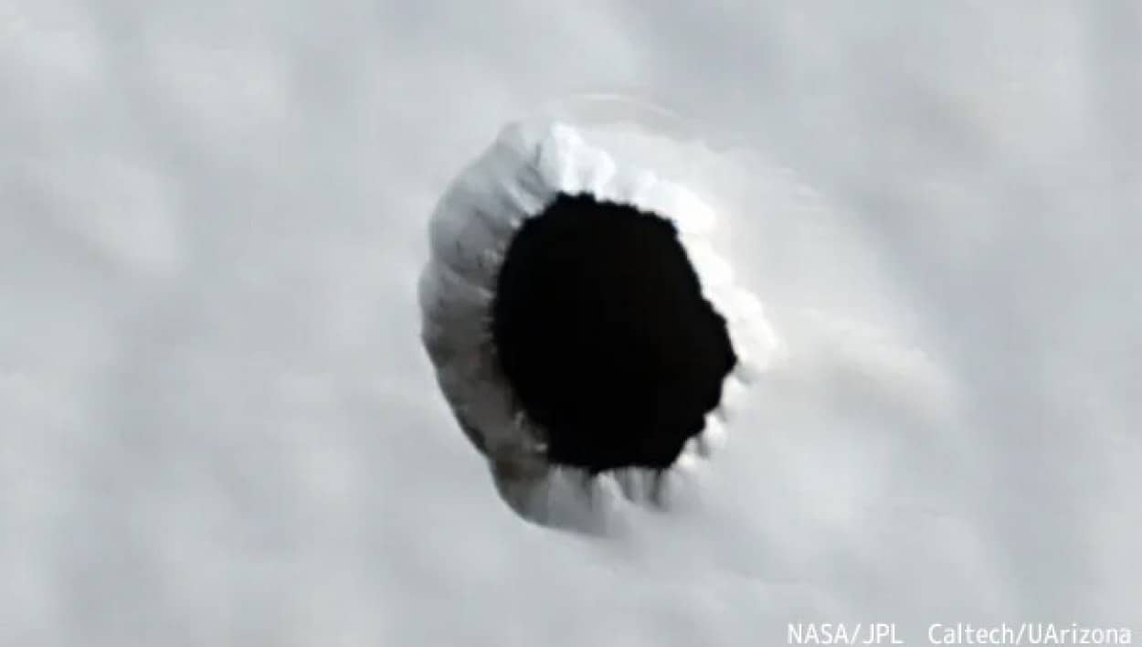 火星の火山地帯で発見された謎の穴