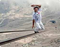 命知らず注意 ドイツ最高の山に架かるケーブルカーのロープを命綱なしで綱渡りする男 カラパイア 命知らず注意 ドイツ最高の山に架かるケーブルカーのロープを命綱なしで綱渡りする男 カラパイア