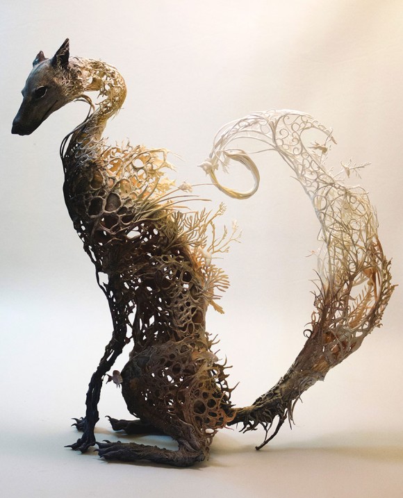 神秘の生態系を身に纏った動物たちの繊細粘土彫刻 カラパイア