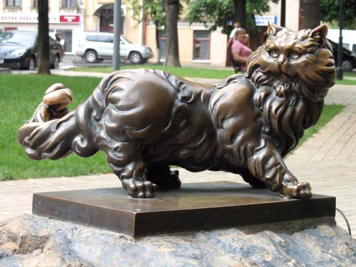 ウクライナ・キエフの人々に愛された猫「パンテレイモン」の記念碑