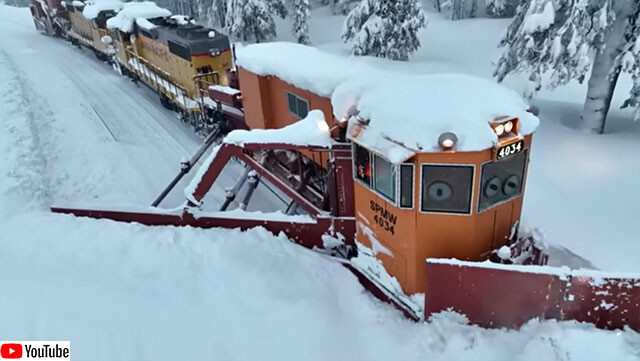 トランスフォーマーロボかな？線路を除雪しながら走る列車のドローン映像