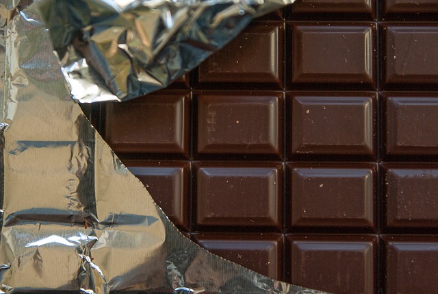 食べるべきか？やめとくべきか？24年前のチョコレートがスーパーの棚奥から発見される
