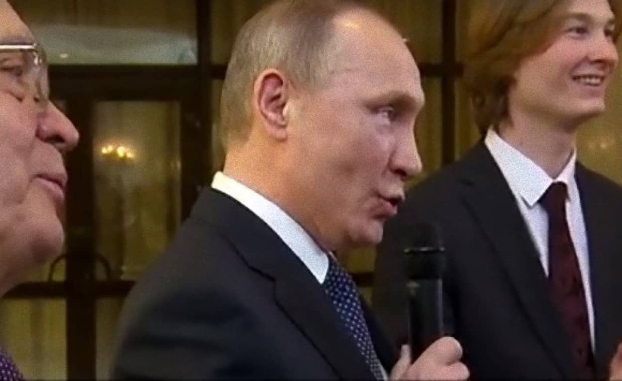 プーチン大統領 久々に歌声を披露 モスクワ州立大学の学生の前でソ連の宇宙功績を称える歌を歌う カラパイア