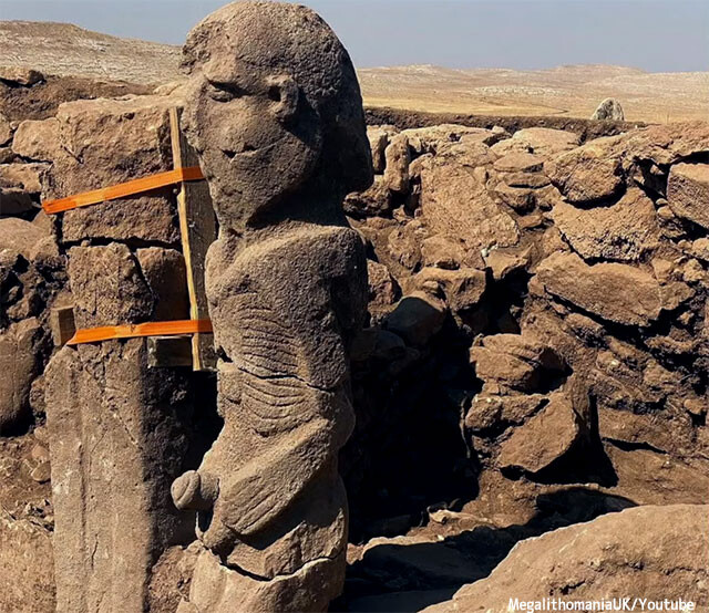 トルコの古代遺跡で新たな彫像を発見。神妙な表情で局部を握る人物像や実物大のイノシシ像