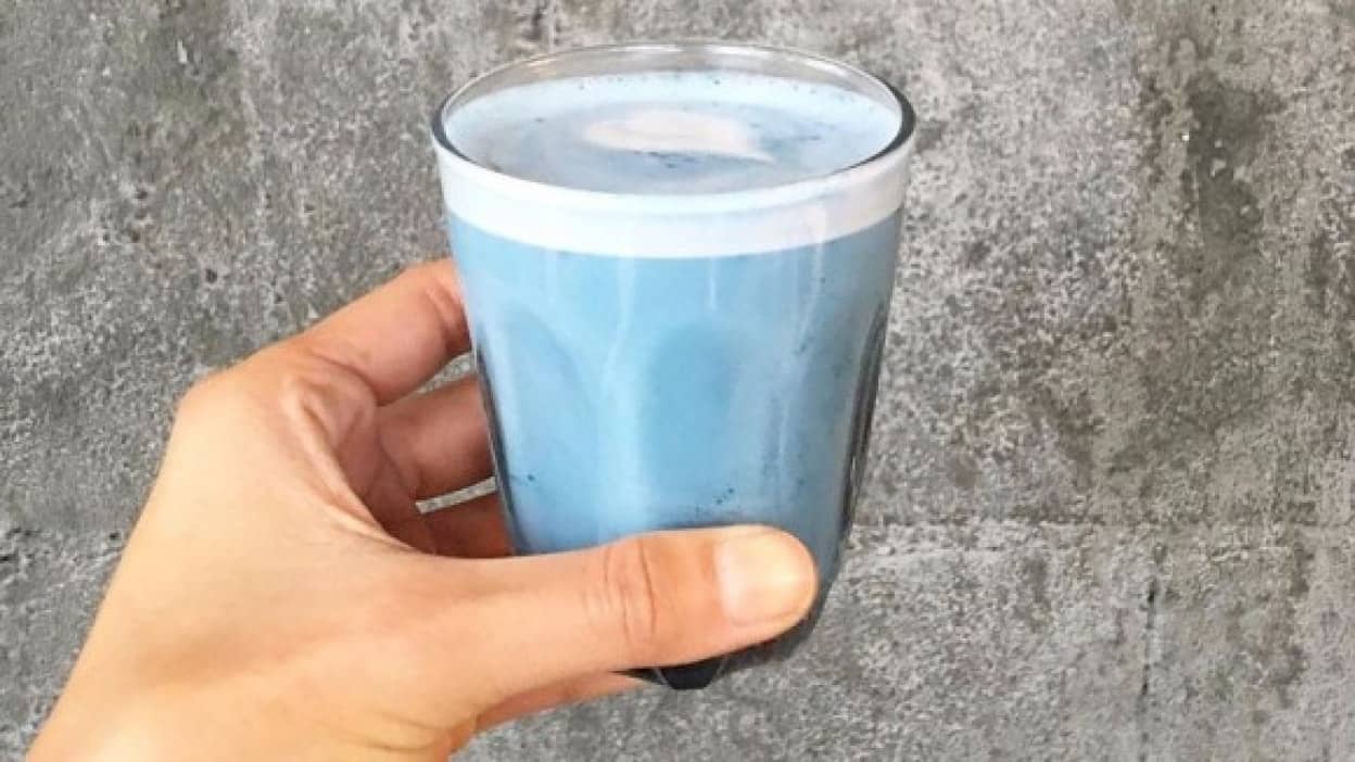 食品界で流行の青 オーストラリアでは青いラテ スマーフ ラテ が登場し大人気となる カラパイア
