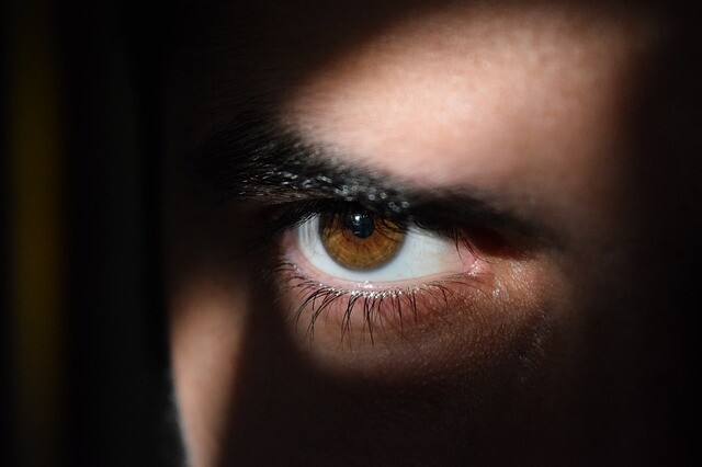びっくり人間！瞳孔の大きさを自由自在に操れる男性の出現に科学者たちが困惑、定説が覆される