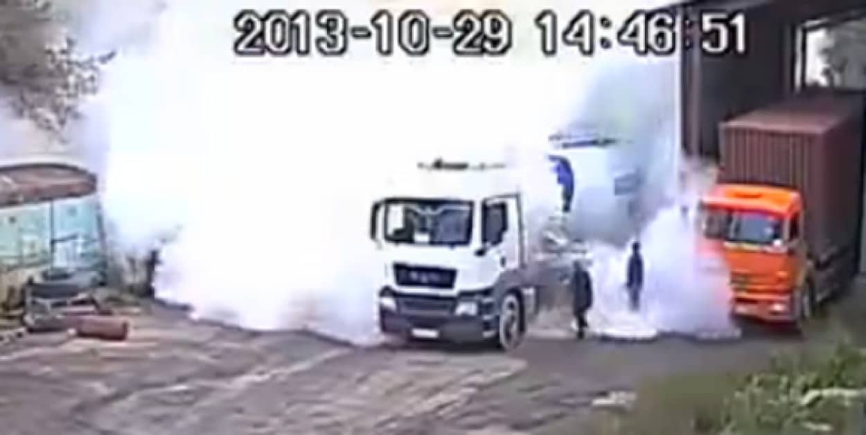 小麦粉怖い トラックに積んだ小麦粉が突如大噴射 あたり一面真っ白な煙に包まれる ロシア カラパイア