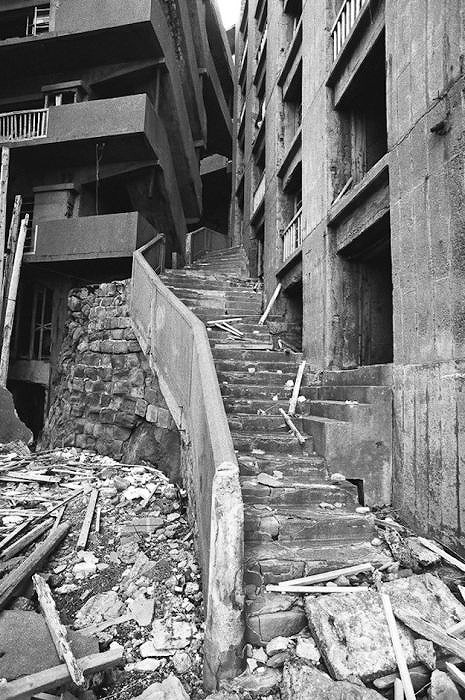 haunting_black_and_white_photos_of_japans_ghos_08