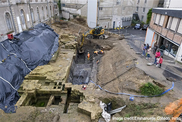 フランスのホテルの下から濠に囲まれた14世紀の城塞が姿を現す