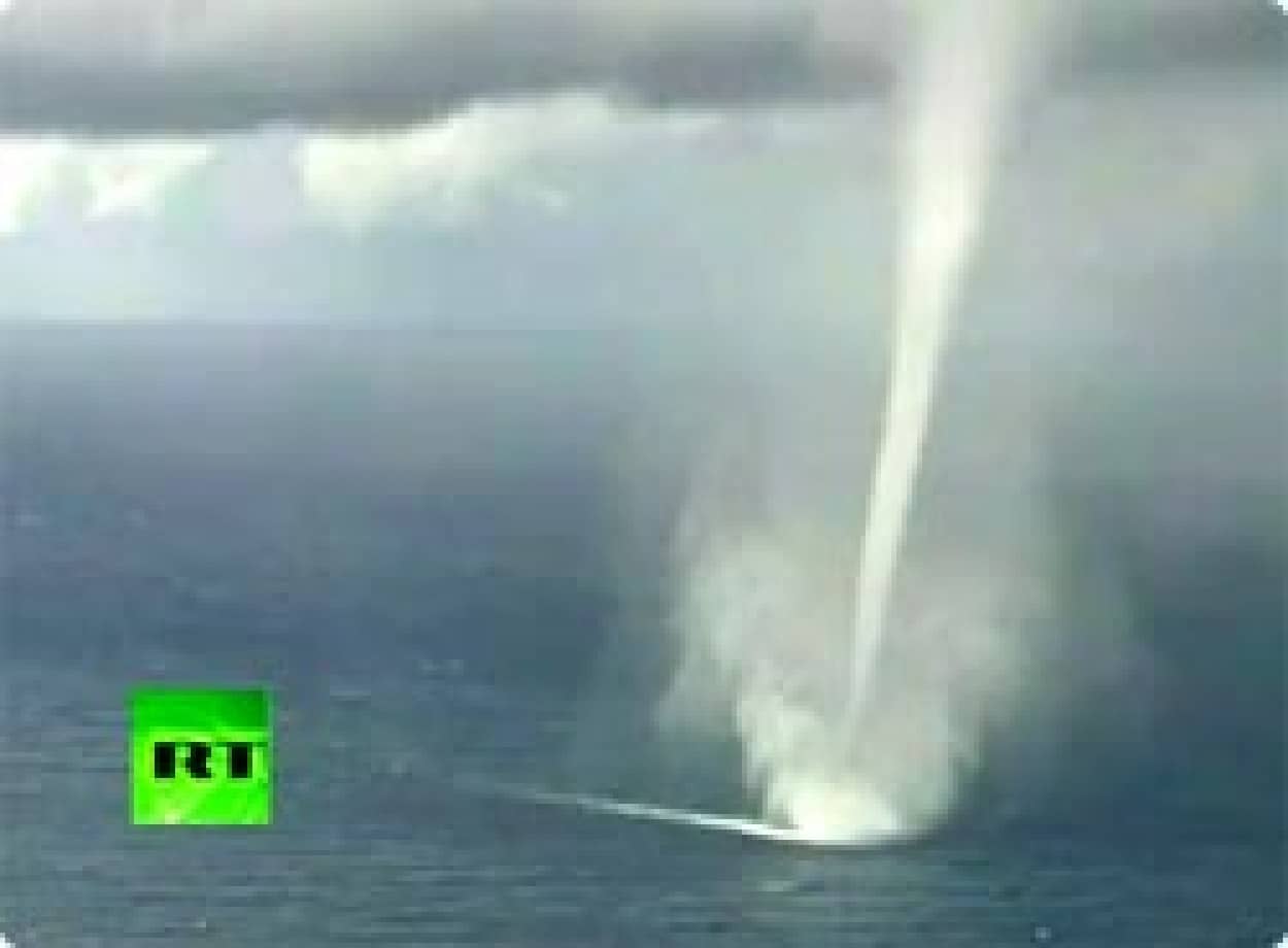 空から魚が降ってきてもおかしくないレベルの凄まじい竜巻が海を通過する映像 オーストラリア カラパイア