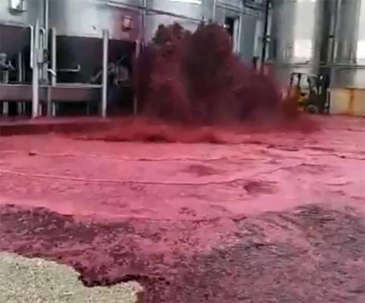 赤ワインが大量流出