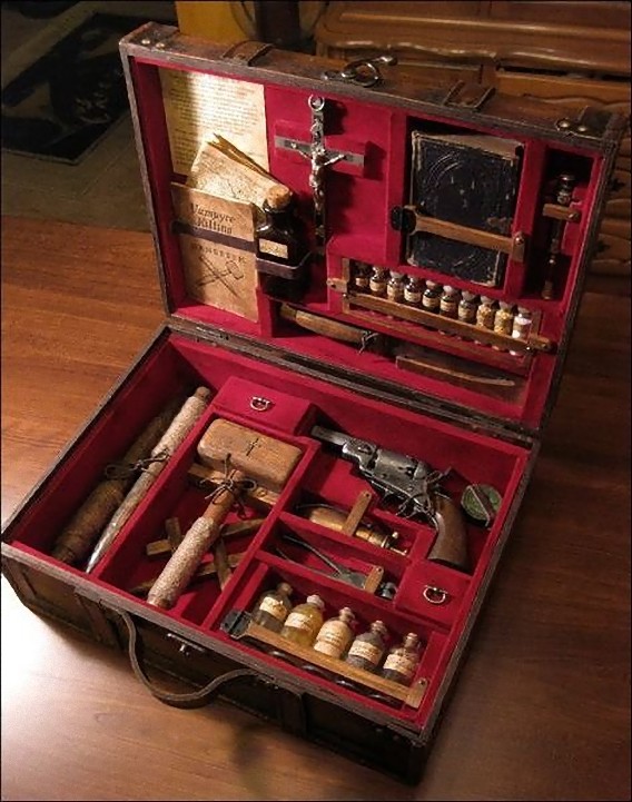 real_vintage_vampire_killing_kits_640_30_e0