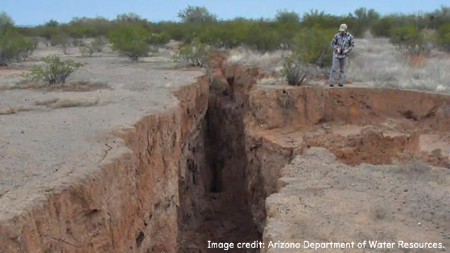 アメリカで地面が割れ、巨大な亀裂が続々と発生。原因は地下水の過剰なくみ上げ