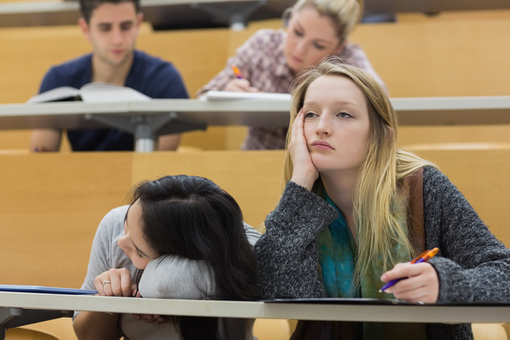 授業が眠くて辛すぎる。大学生の3分の2が睡眠不足であることが判明