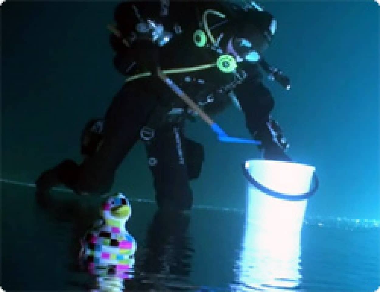 動画 ダイバーたちが水中で釣りをするだと 斬新なトリックを使った陽気なフィンランドの釣り人たちの映像 カラパイア