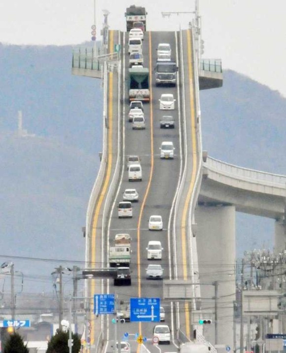 日本にはジェットコースターより怖い橋がある 海外で拡散され続けている ベタ踏み坂 とは カラパイア