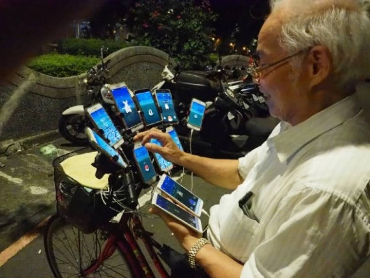 スマホの数は11台 自転車に装着し ポケモンゲットに全力投球な70歳のおじいちゃん 台湾 カラパイア