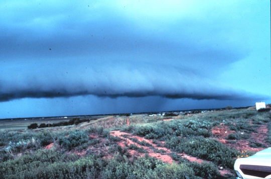 Thunderstorm_with_lead_gust_front_-_NOAA