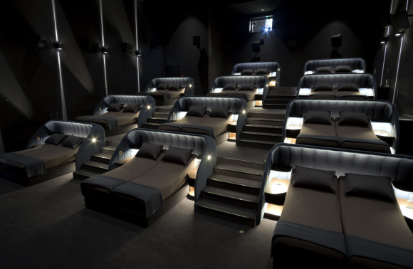 ラグジュアリーなダブルベッドで横たわりながら映画が見られる 超vipな映画館がスイスにオープン カラパイア