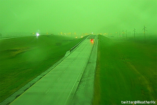 終末の予感しかしない。サウスダコタ州の空全体が緑色に染まる驚異の自然現象
