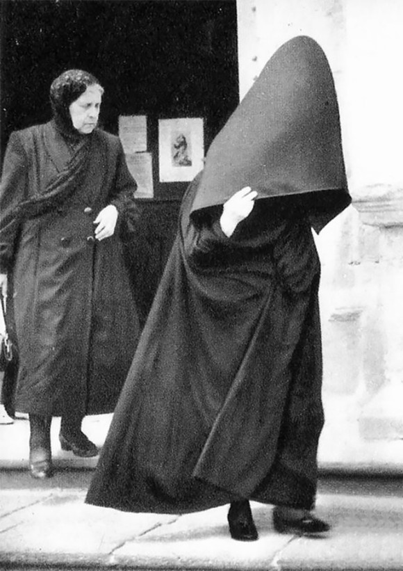 謎めいた巨大なフードにロングケープ 1930年代まで着用されていたアゾレス諸島の女性用伝統衣装 アゾレアンフード カラパイア