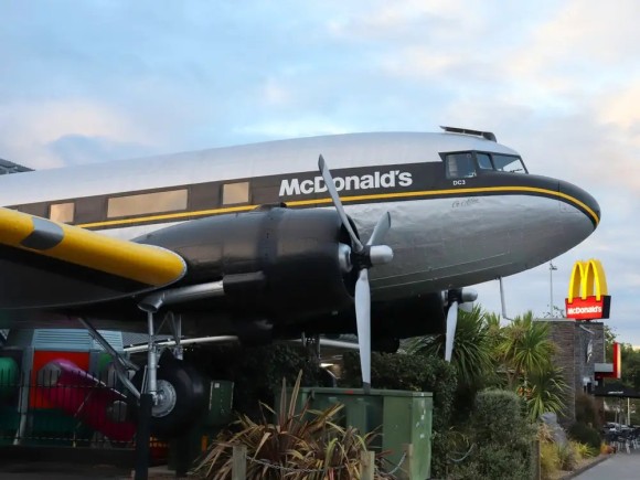 すごいだろ、飛行機なのにマクドナルドなんだぜ？廃棄された飛行機を改装したマクドナルド店舗（ニュージーランド）