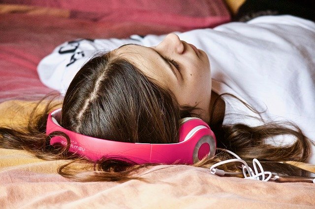寝る前に音楽を聴くと耳にこびりついて睡眠の質を低下させる可能性が示唆される