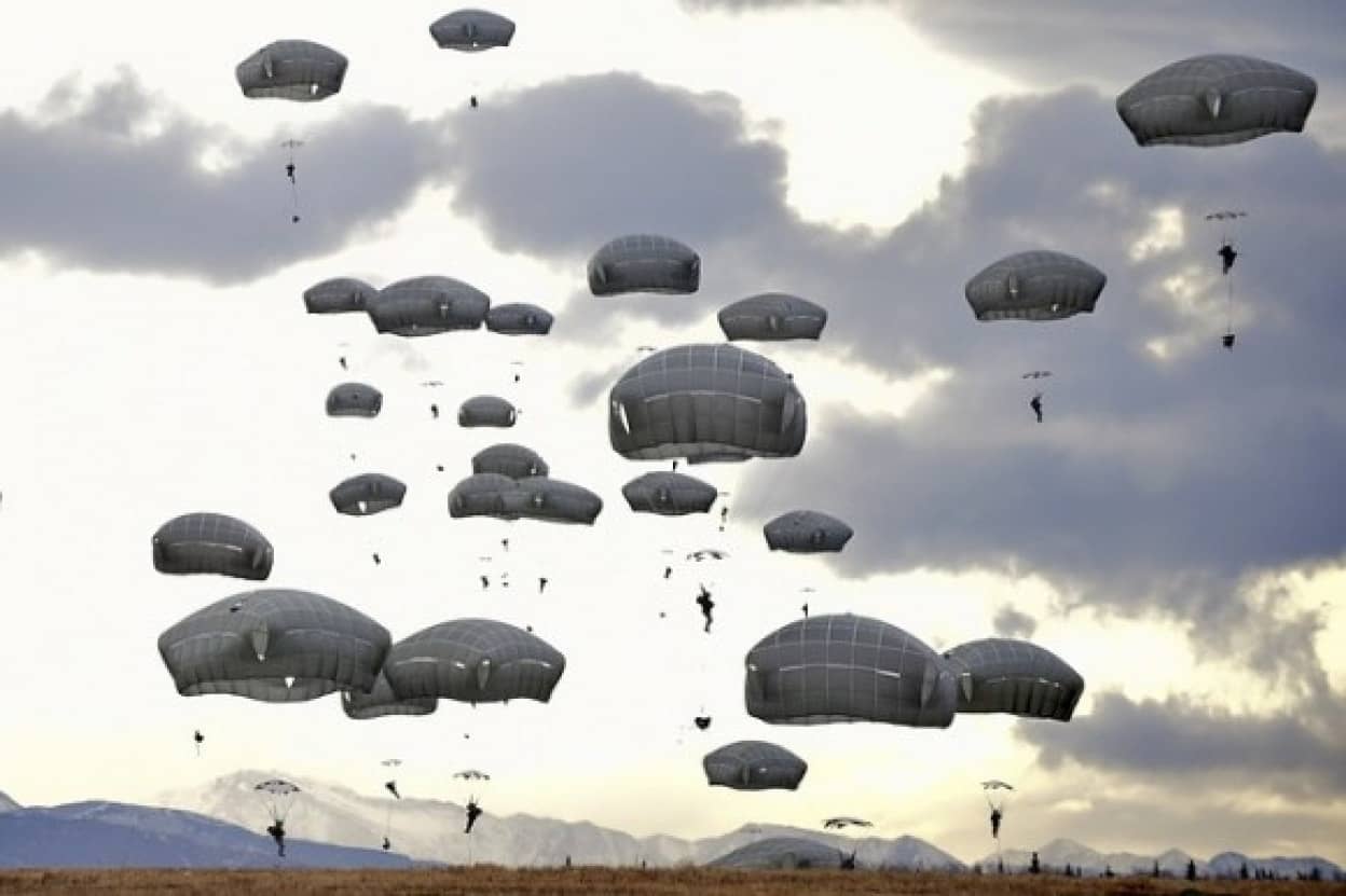 parachute-929133_640_e