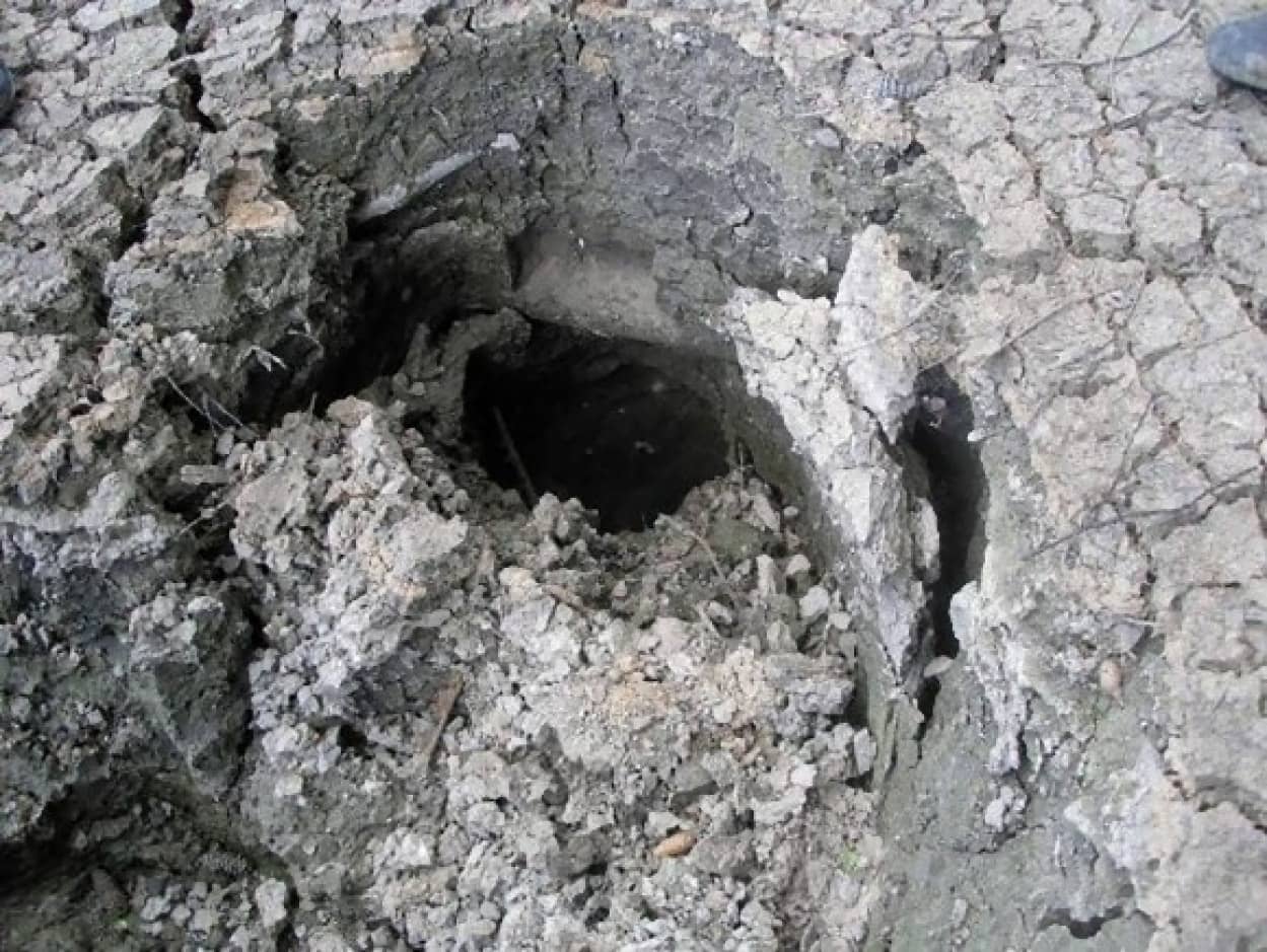 hole-570x428_e
