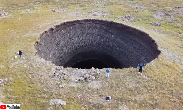 永久凍土に多数出現するシベリアの巨大穴の謎。気候変動の影響