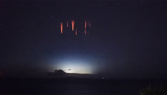 脅威の自然現象 さかさまカミナリと呼ばれる レッドスプライト をとらえた映像 オーストラリア カラパイア