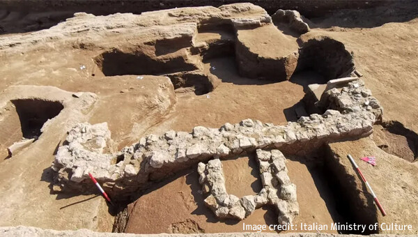 冥界の番犬ケルベロスが描かれた墓の封印が解かれ、2000年前の遺体と副葬品が発見される