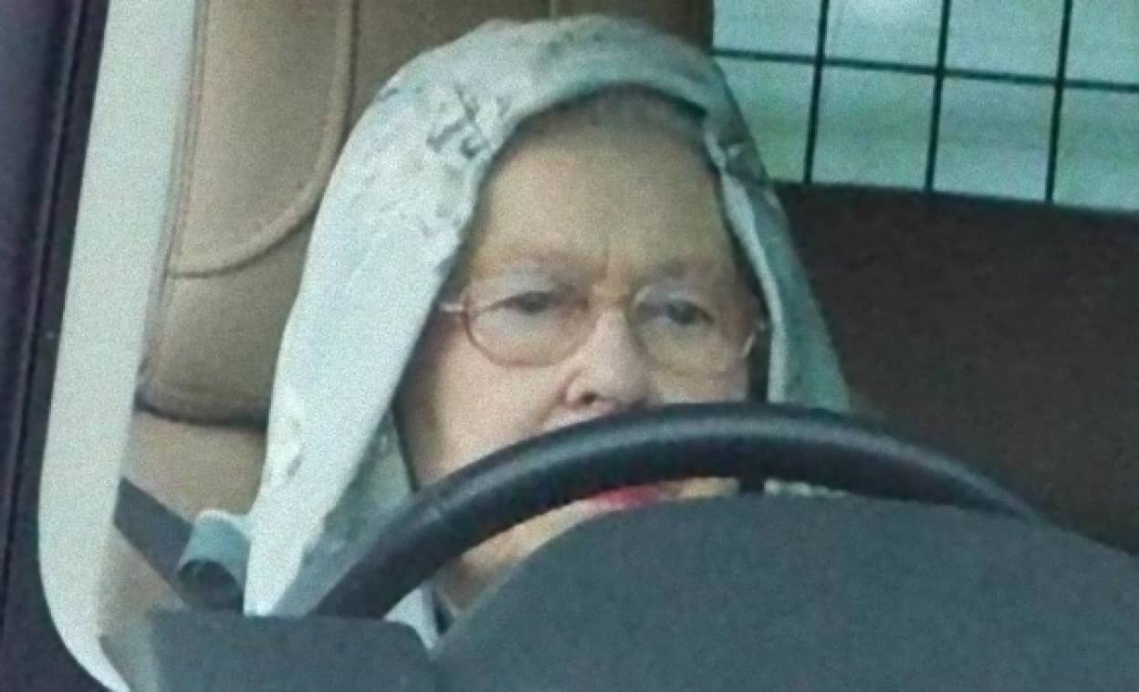 御年92歳 エリザベス女王が庶民的な服装でマイ自動車でドライビング に対する海外の反応 カラパイア 御年92歳 エリザベス女王が庶民的な服装でマイ自動車でドライビング に対する海外の反応 カラパイア