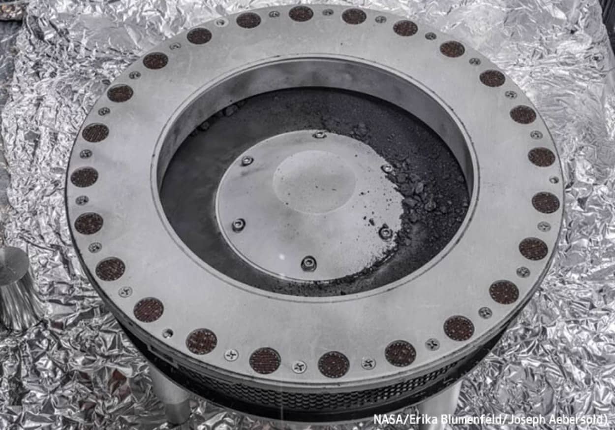 小惑星ベンヌのサンプルから水と炭素を発見