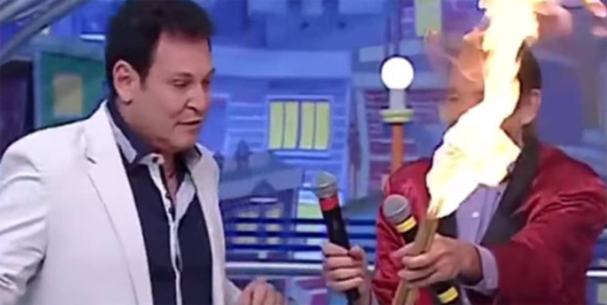 嫌な予感しかしない 子供向けテレビ番組のスタジオで火を噴く曲芸大失敗 カラパイア