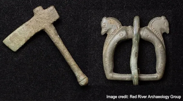 古代ローマ時代の呪いのタブレットや斧などがイギリスの邸宅跡地で発見される