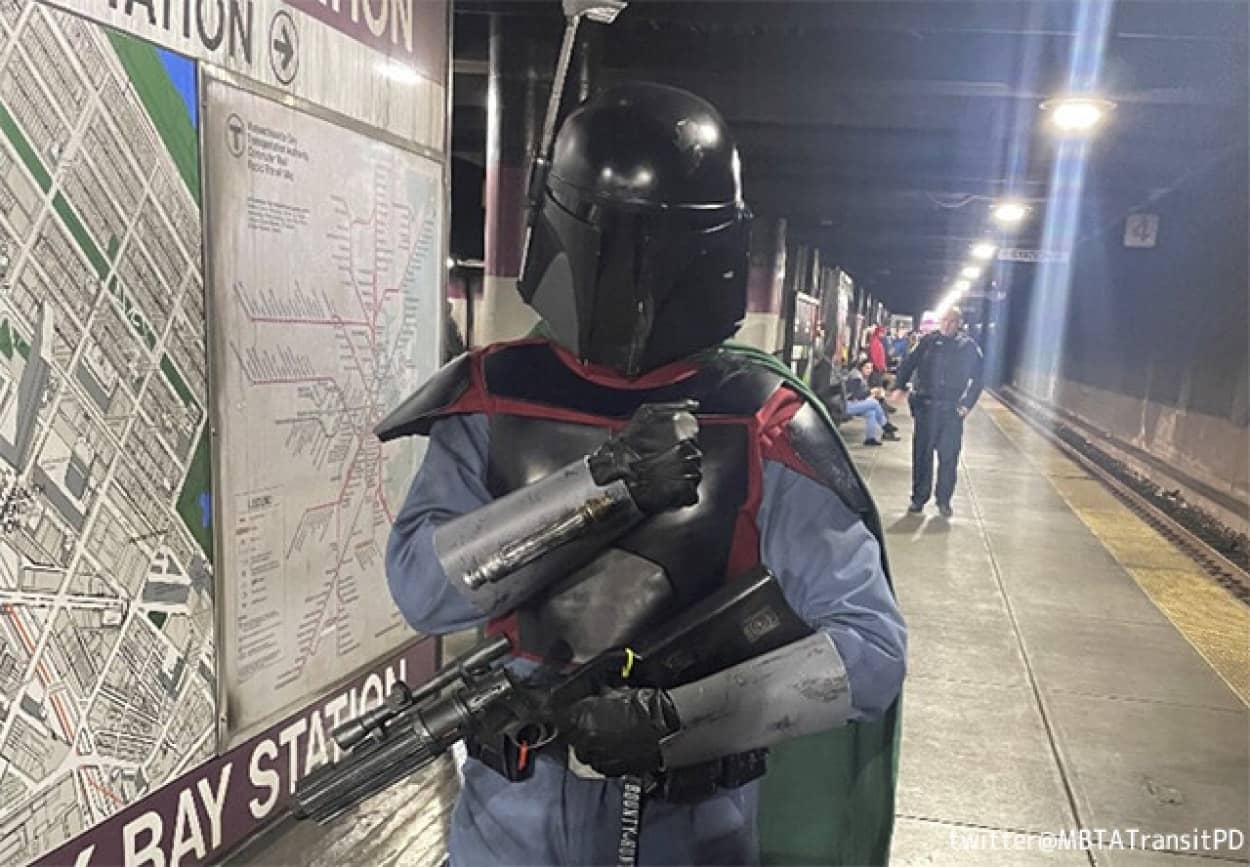 武装したボバ・フェットが駅に現れる?