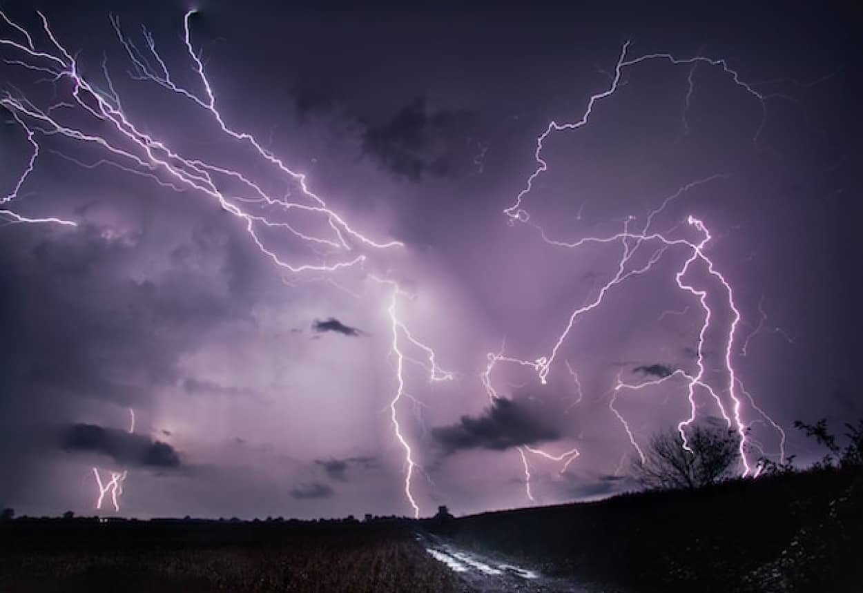 空気から稲妻のようなエネルギーを生み出す人工雲の作成