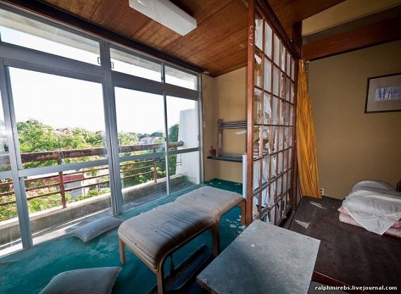 an_abandoned_hotel_in_japan_640_30