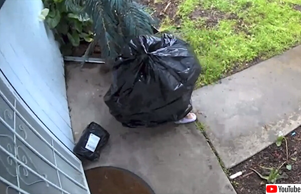 怪しいがすぎる。ゴミ袋になりきって置き配を盗んだ犯人の姿が監視カメラにとらえられる