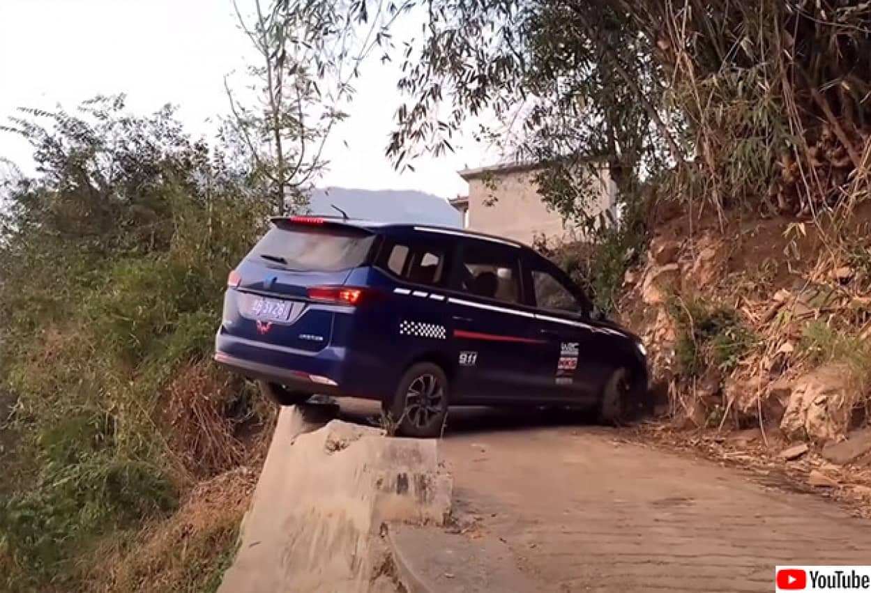 崖っぷちでUターンを決める命知らずの車