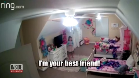 子供部屋の防犯カメラがハッキングされ、「サンタクロースだよ、親友になろう」と8歳少女を脅かす事案発生（アメリカ）