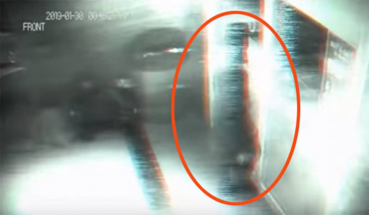 19年から来たタイムトラベラー 閉店後の店のドアをすり抜けていった男性の映像が監視カメラにとらえられていた カラパイア