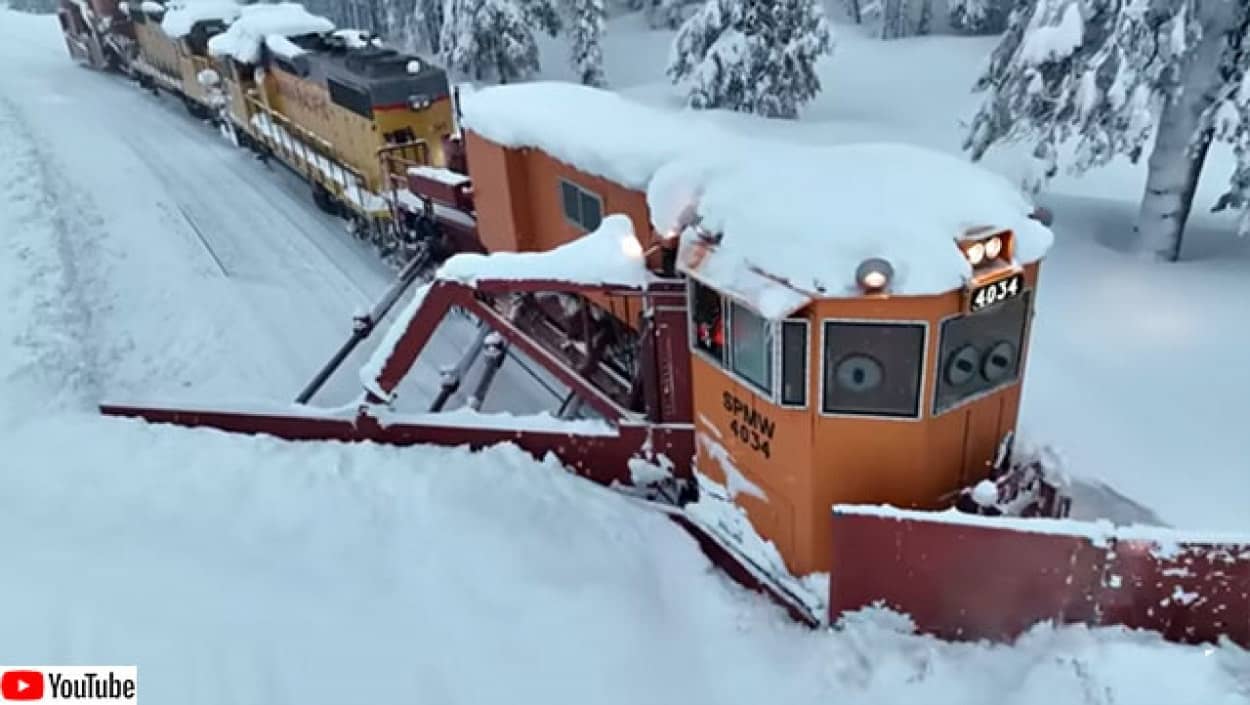 除雪列車のドローン映像