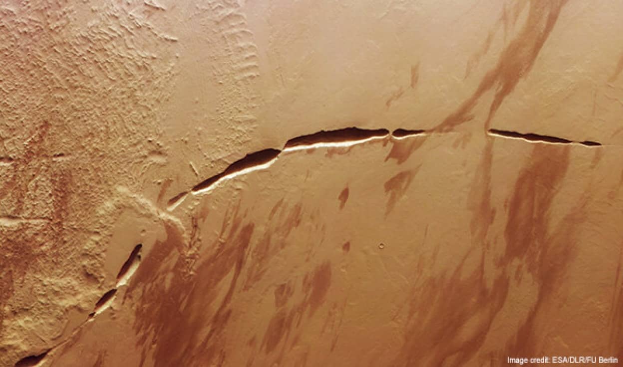 火星の傷跡を鮮明に撮影
