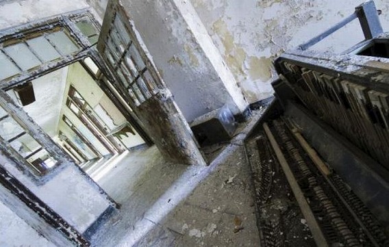 news_inside_abandoned_insane_asylum_04