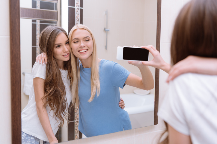 アメリカの中学校がトイレから鏡を撤去、SNSの撮影にのめりこむ生徒を減らすため