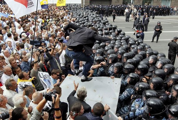 1331579775_the_unique_lives_of_cops_640_40