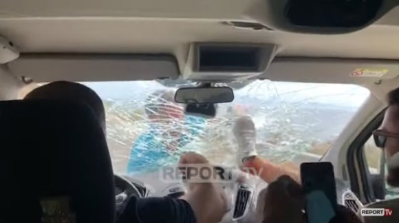 レストラン経営者が苦情を訴えた観光客に激怒 車に飛び乗りフロントガラスをたたき割る アルバニア共和国 カラパイア