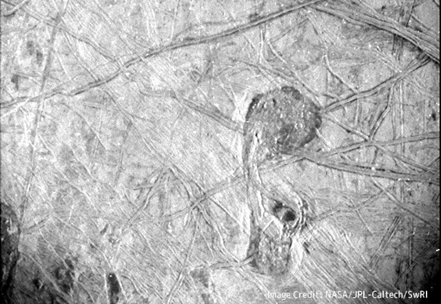 木星の衛星「エウロパ」に大接近！驚くほど鮮明な氷の地表が明らかに